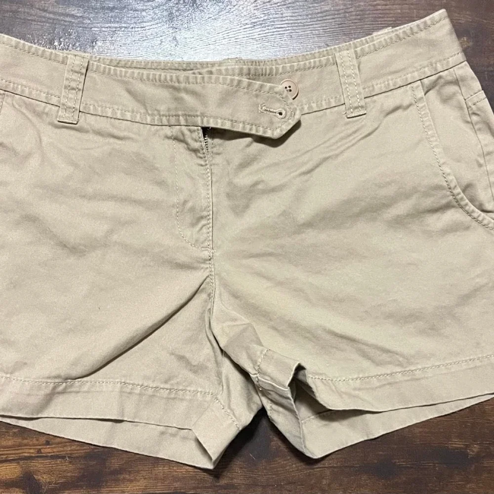 LOFT Tan khaki shorts with a relaxed fit 320.5